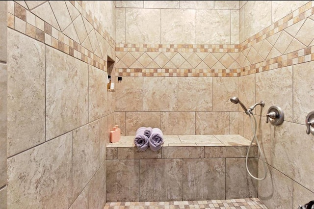 room details featuring a tile shower