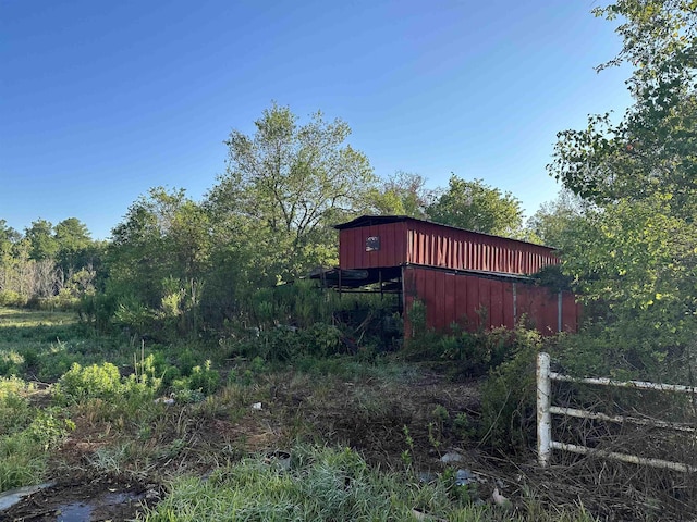 view of yard featuring an outdoor structure