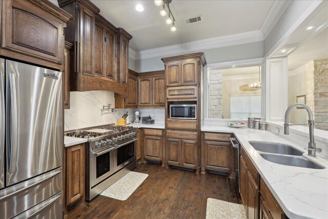 kitchen featuring dark wood finished floors, visible vents, a sink, tasteful backsplash, and appliances with stainless steel finishes