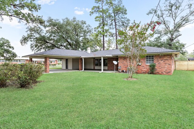 view of front of house featuring a carport and a front lawn