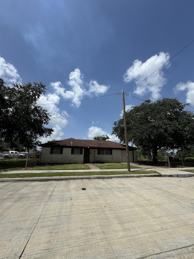 view of front of property with a front yard