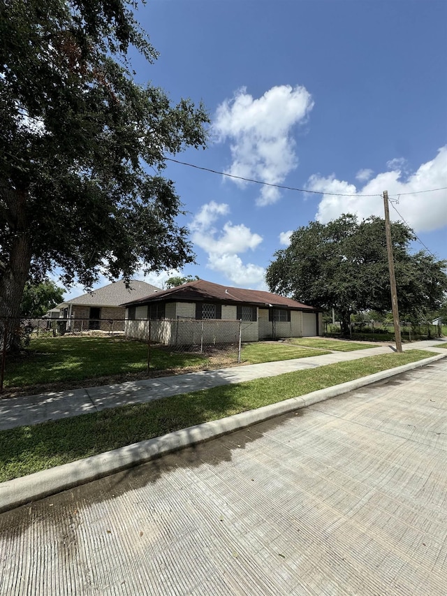 view of front facade with a front yard