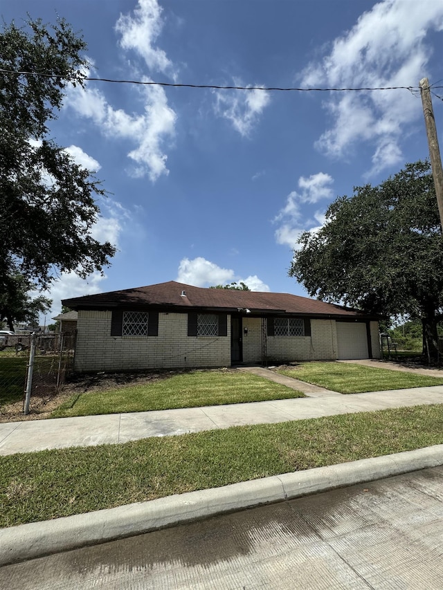 view of front facade featuring a front yard