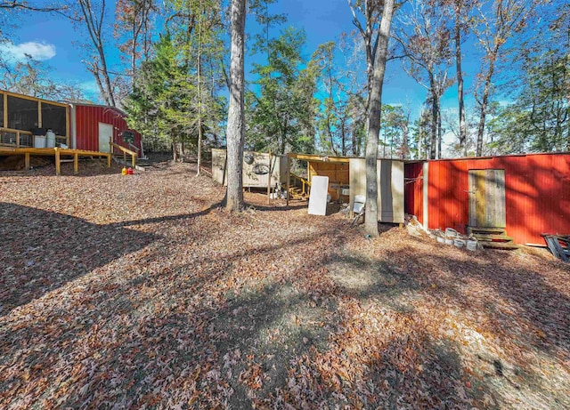 view of yard featuring an outdoor structure