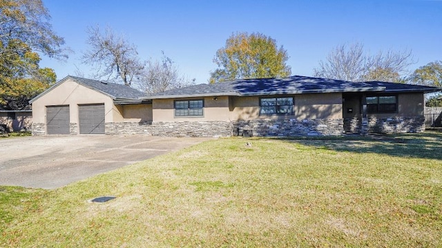 view of front of house featuring a front lawn and a garage