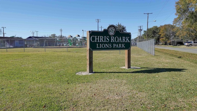 community / neighborhood sign featuring a yard