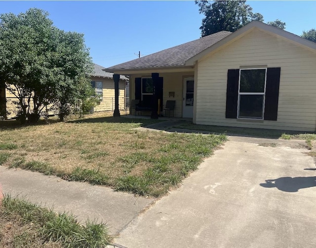 back of house featuring a lawn