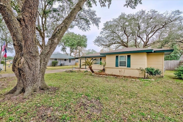 single story home with a front yard