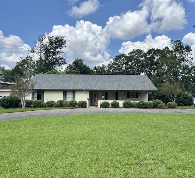 ranch-style house with a front yard