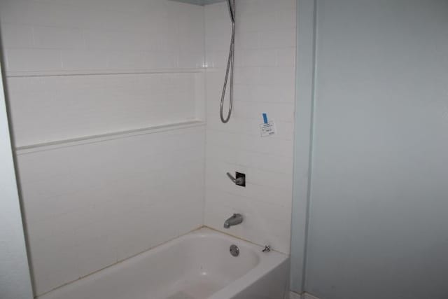 bathroom featuring tiled shower / bath combo