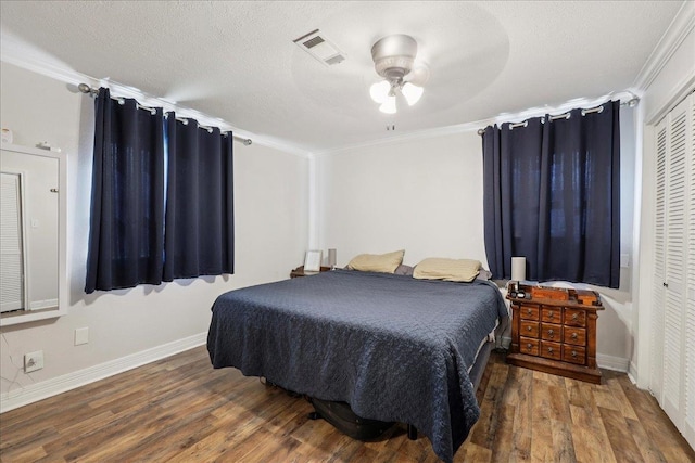 1407 N 15th St, Nederland, TX 77627 - bedroom with wood finished floors, ornamental molding, baseboards, a closet, and ceiling fan
