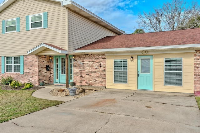 view of front property featuring a front lawn