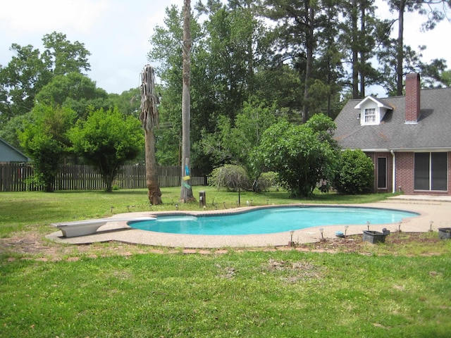 view of swimming pool with a lawn