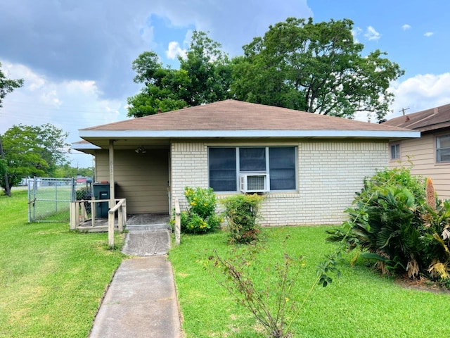 view of front facade featuring cooling unit and a front yard