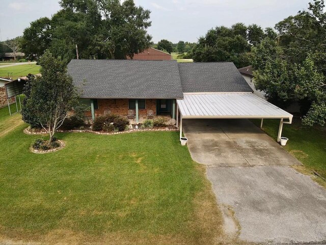 view of front of house featuring a front lawn