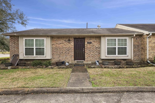 view of front facade featuring a front yard