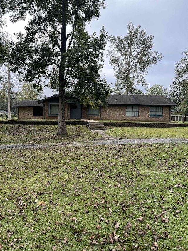 view of front facade with a front lawn