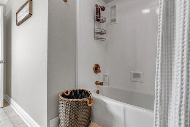 bathroom featuring shower / tub combo