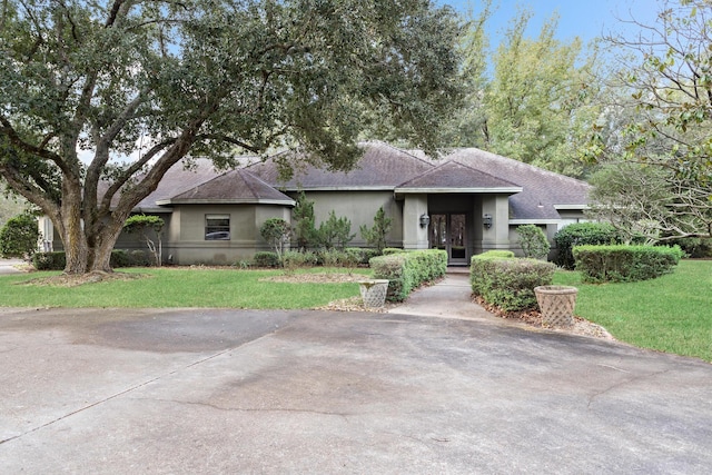 view of front of property with a front yard