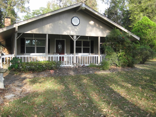 view of front of property featuring a porch and a front lawn