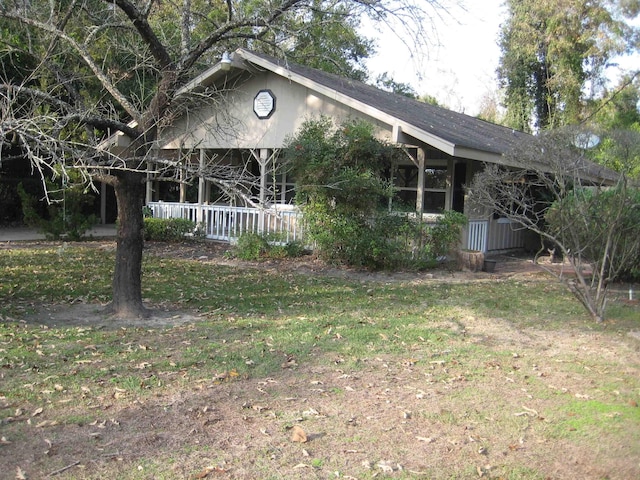 view of front of house with a front yard