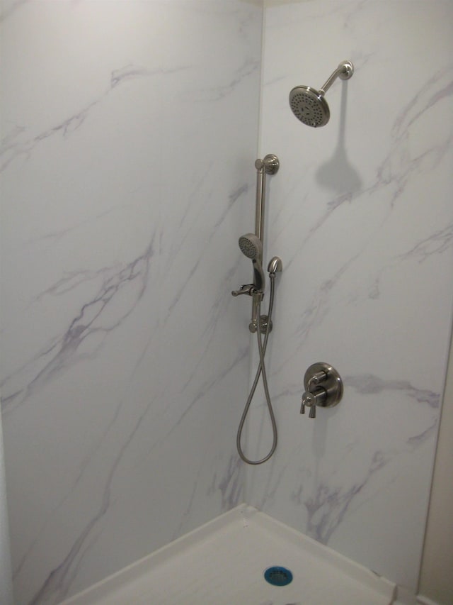 bathroom featuring a tile shower