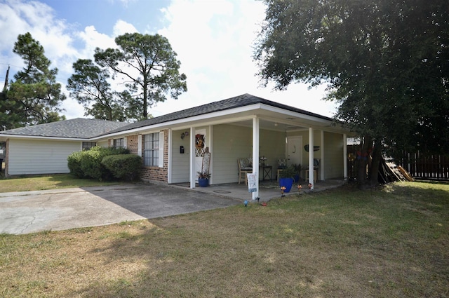 view of front facade featuring a front yard