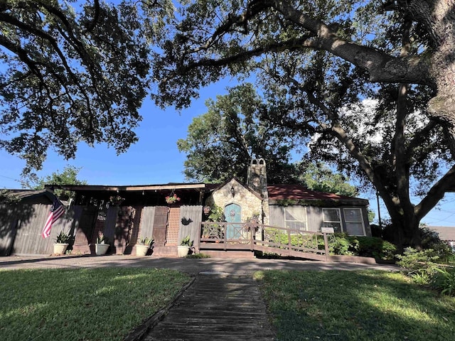 view of front facade featuring a front yard