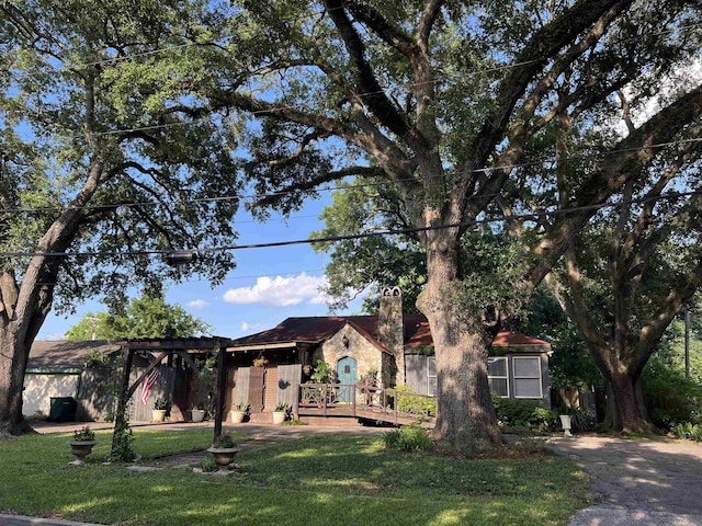 view of front of house with a front yard