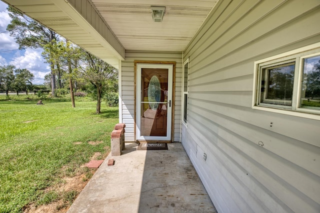 property entrance featuring a yard