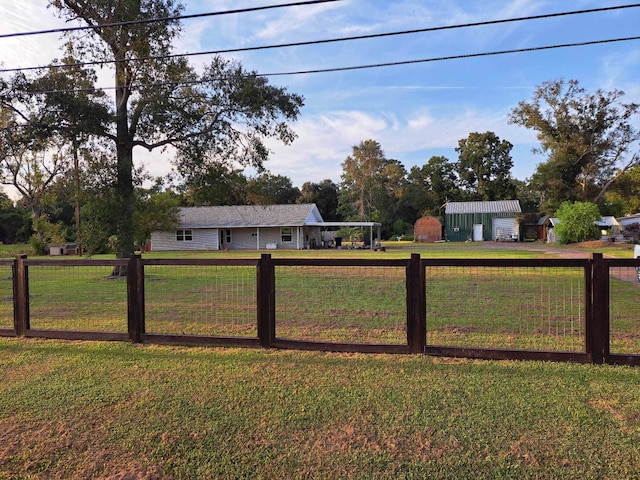 view of yard featuring an outbuilding