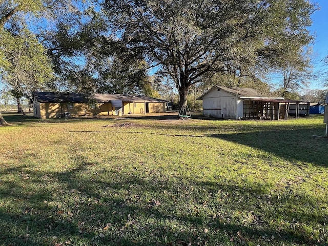 view of yard featuring an outbuilding