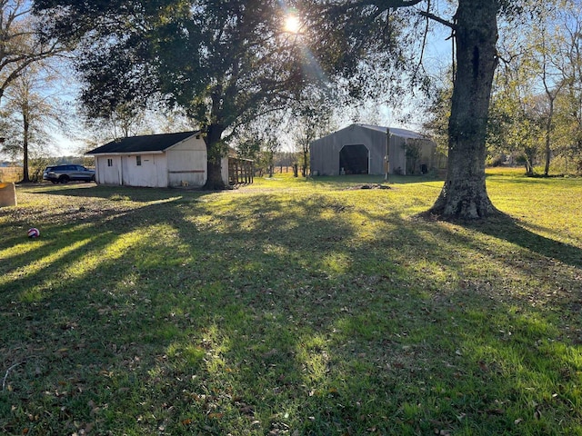 view of yard featuring an outbuilding