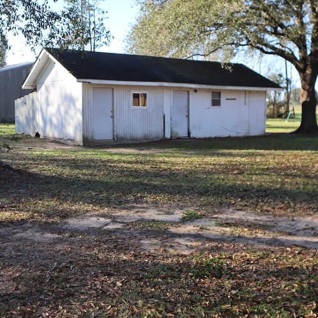 view of outdoor structure with a yard