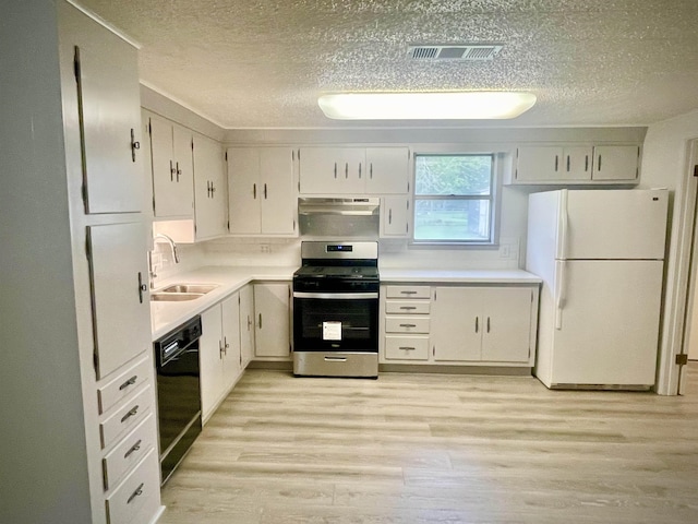 kitchen with visible vents, a sink, freestanding refrigerator, gas range, and dishwasher