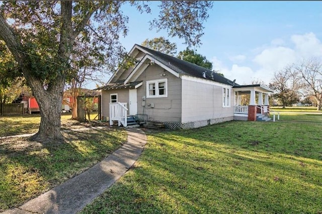 view of front facade featuring a front lawn