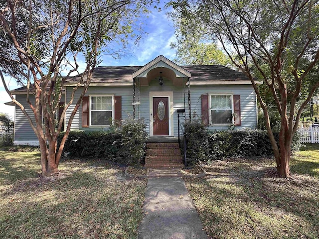 view of front of house featuring a front yard