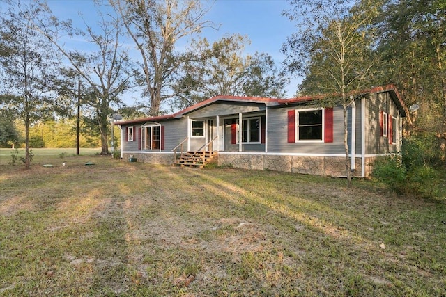 view of front of property featuring a porch and a front lawn