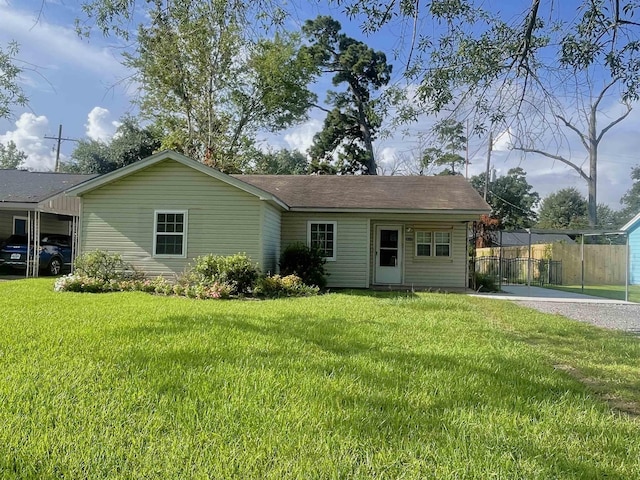 view of front of home featuring a carport and a front lawn