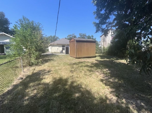 view of yard with a storage shed