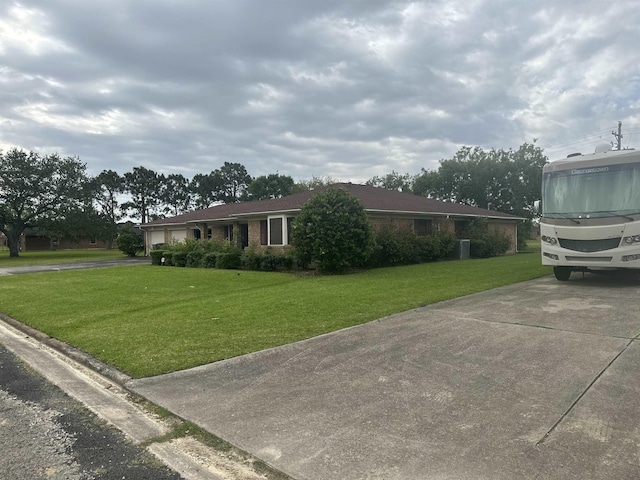 view of front of home featuring a front lawn