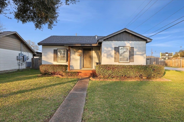 view of front of home with a front lawn