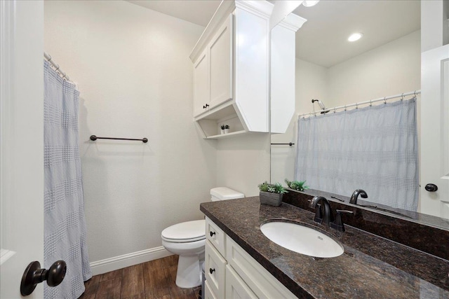 9270 Pampas St, Beaumont, TX 77713 - bathroom featuring wood finished floors, toilet, vanity, baseboards, and curtained shower