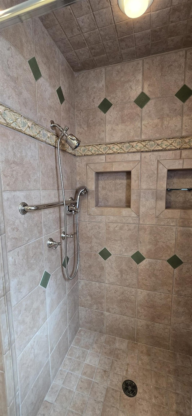 full bathroom featuring a tile shower