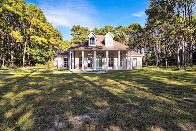 view of front of house featuring covered porch and a front yard