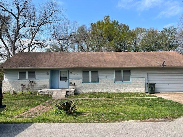 ranch-style house featuring a front yard