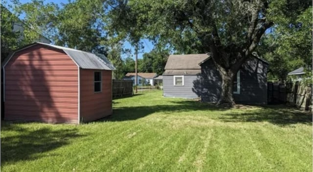 view of yard with a storage unit