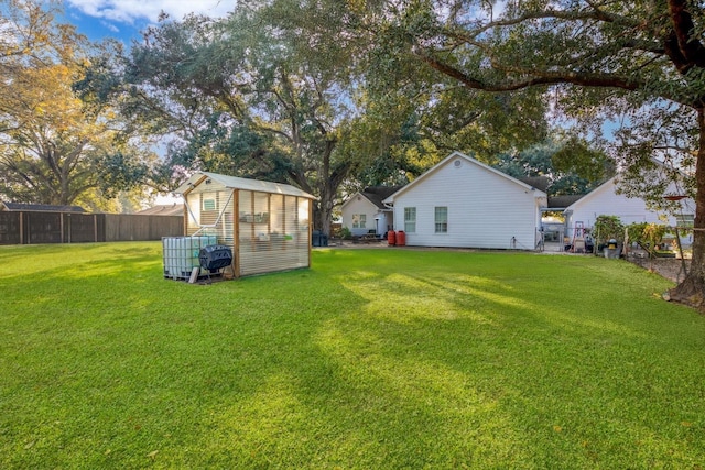 view of yard featuring an outdoor structure