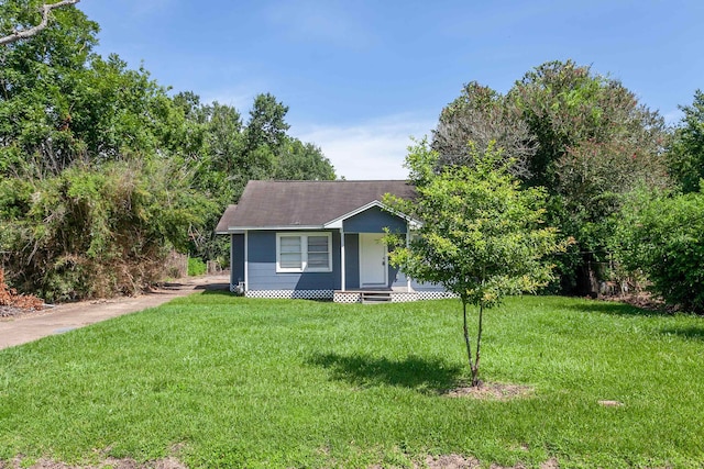 view of front of home featuring a front lawn