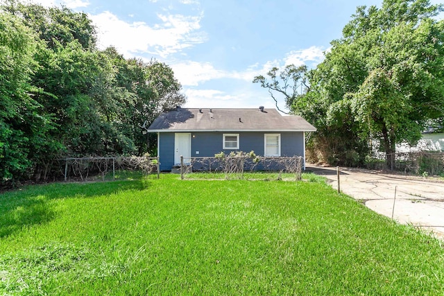 single story home with a front yard